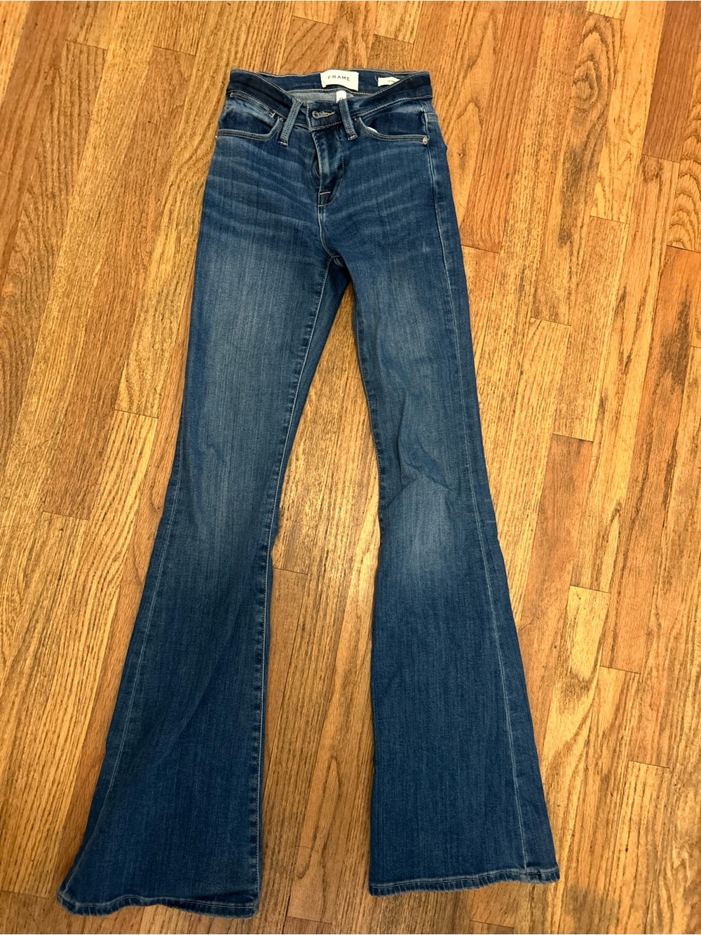 Frame le high flare Denim High-Rise Flare Jeans in Medium Blue